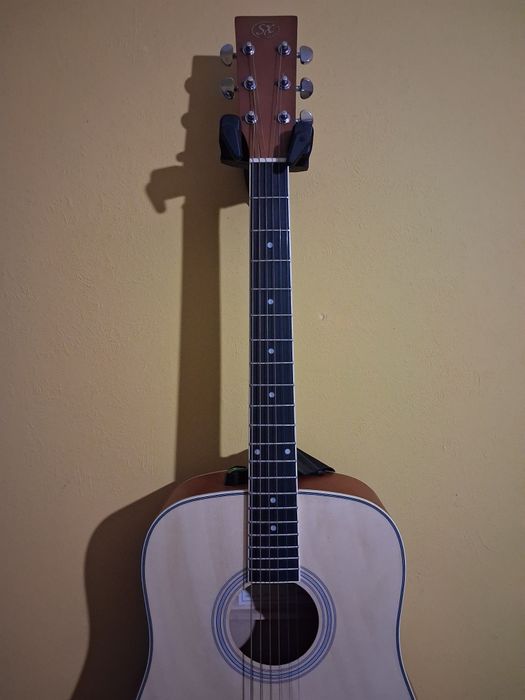 Чисто нова акустична китара