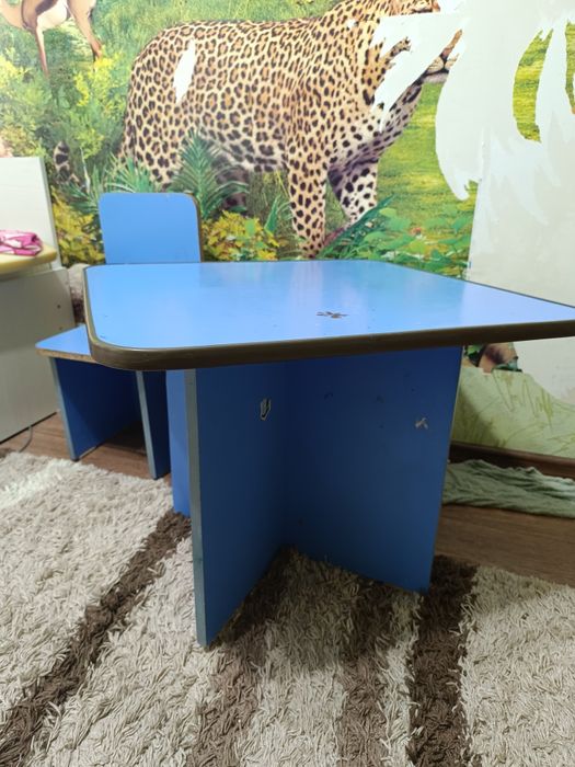 Продаю столик и два стульчика