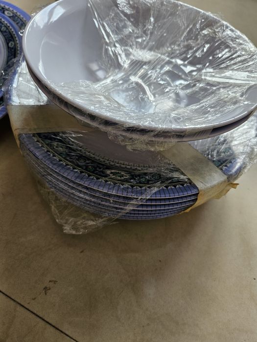 Продавам сервиз от здрава пластмаса .Удобен за пикник