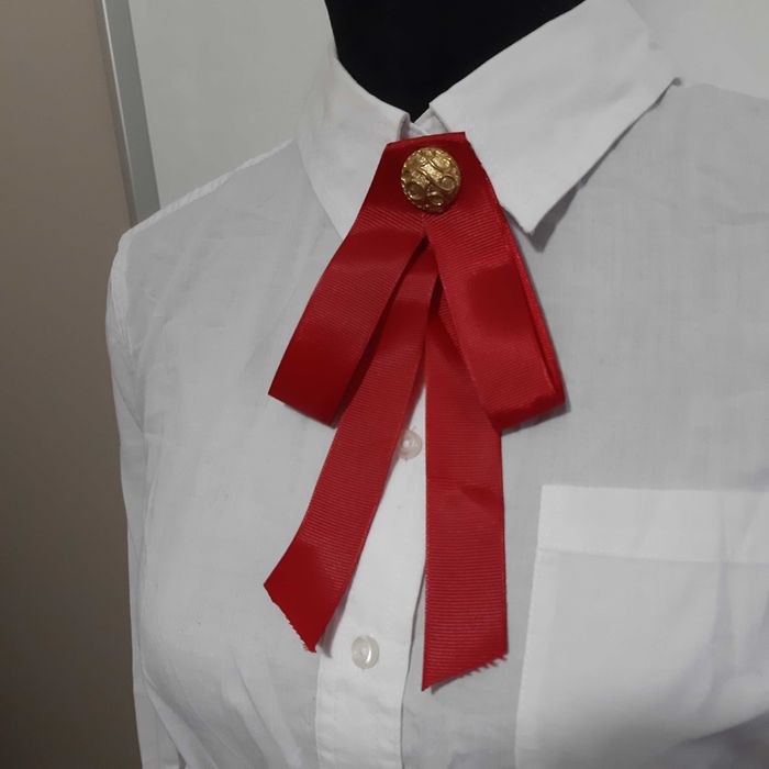 Brosa rosie Meli Melo -fundă roșie pentru gât guler