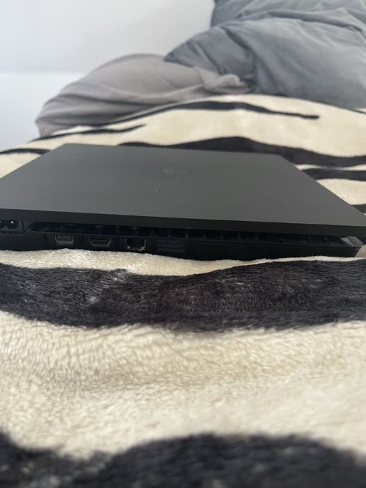 PlayStation 4 slim - 1TB