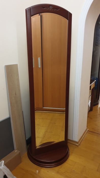 Напольное зеркало