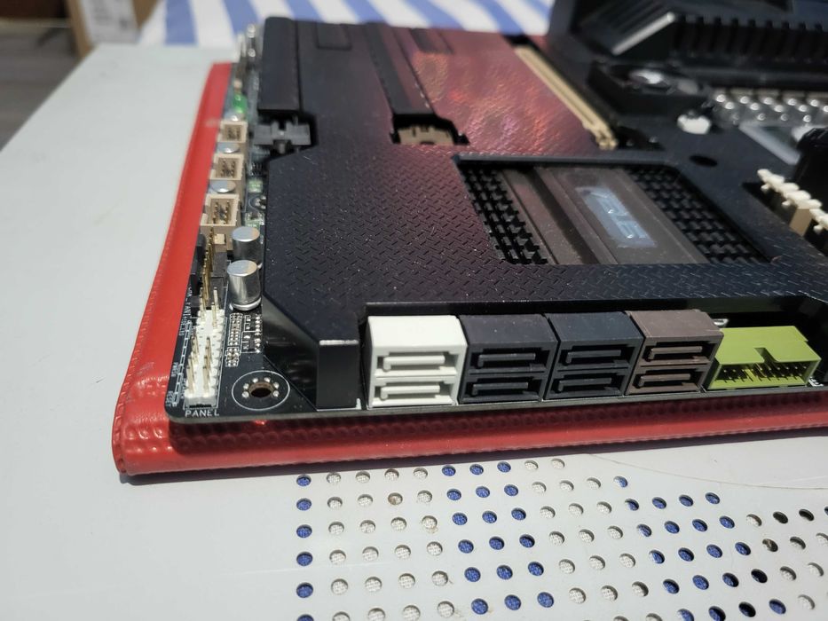 Дънна платка Asus Z77 Sabertooth