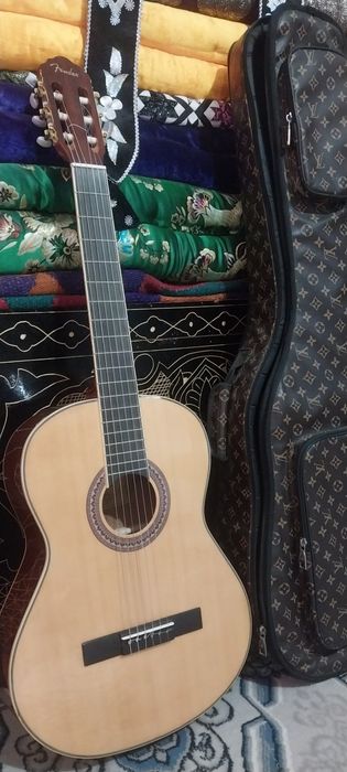 Gitara sotiladi yangi chexoli bilan sotiladi 130 y.e