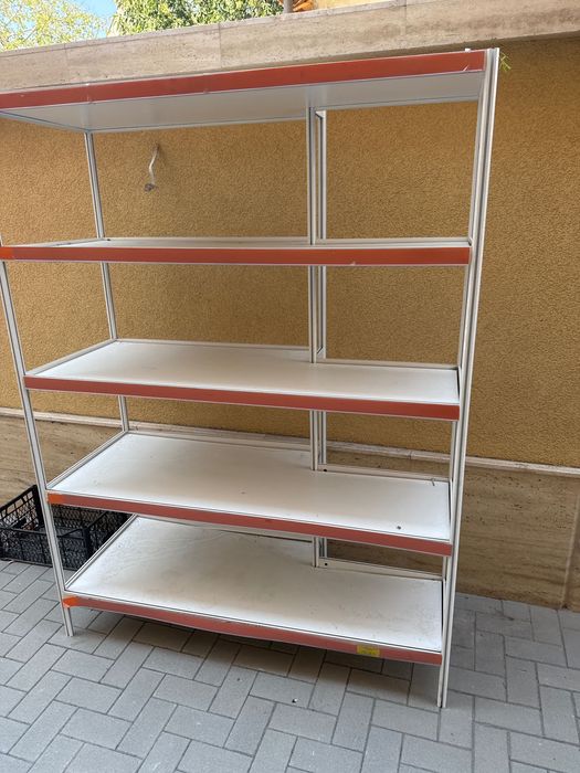 Метални стелажи за магазин