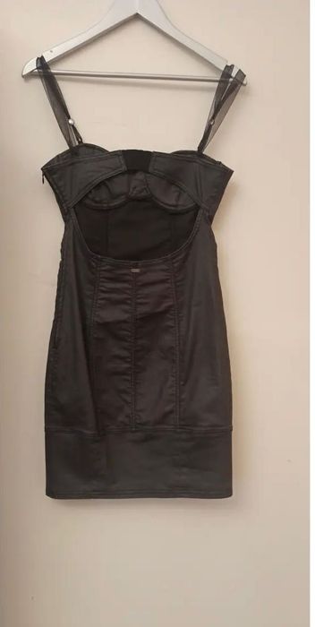 Вталена рокля Guess тип корсет