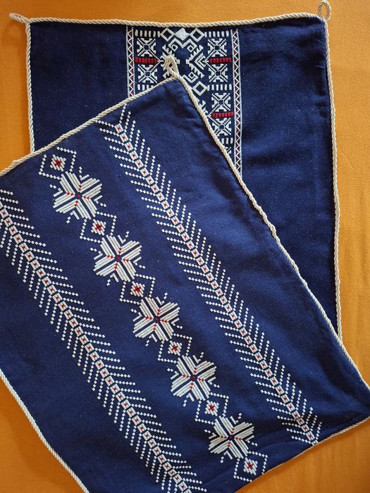 Ръчно бродирани калъфки за декоративни възглавници.