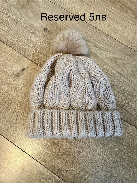 Шапки, шалове на символични цени