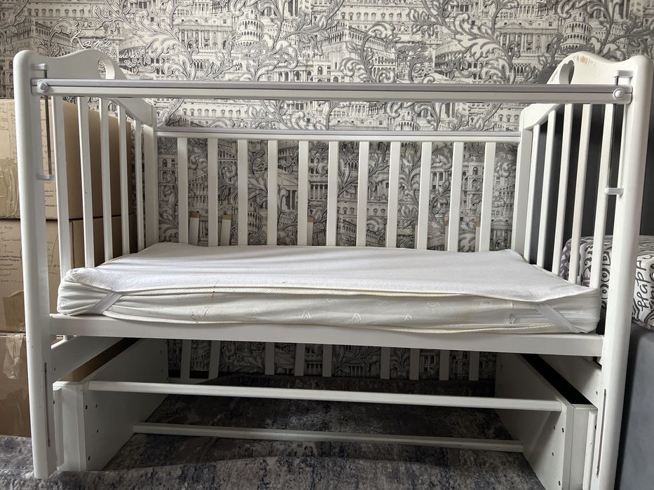 Детская кроватка с маятником