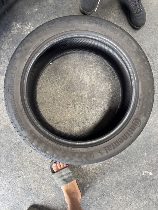 255/45/20 Continental