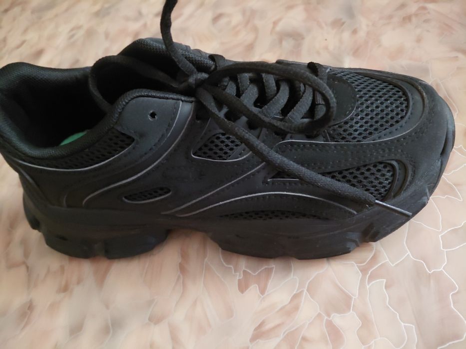 чёрные кроссовки на высокой подошве