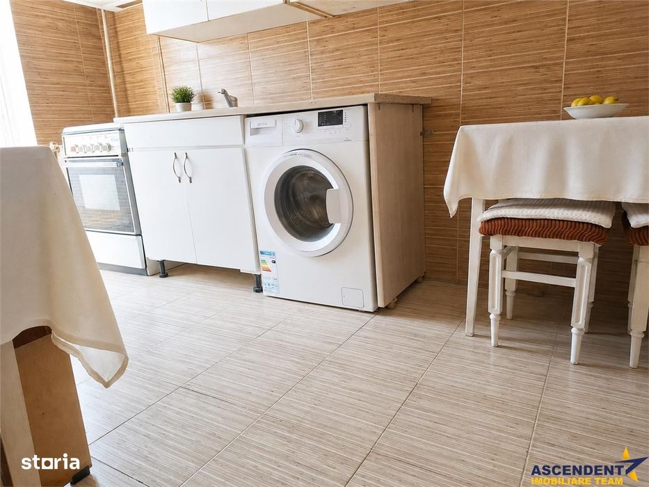 Drumul Poienii .LIvada Postei: 3 camere decomandate,2 balcoane,vedere