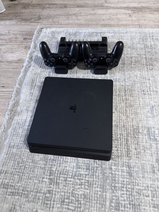 Vand  Playstation 4 slim