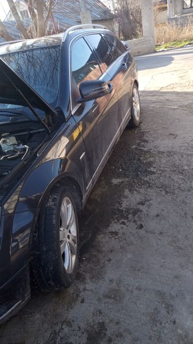 Dezmembrez Mercedes C 220