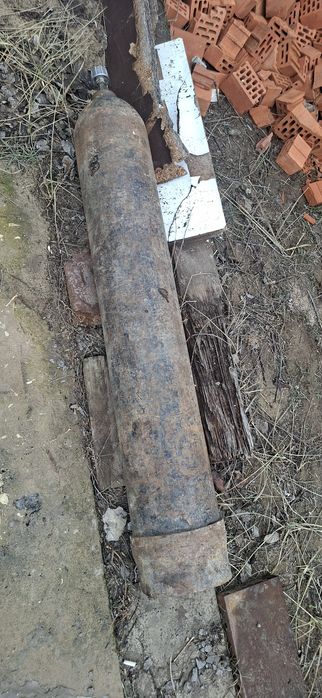 Продам Кислородный балон, и Газовый балон 60 большой.