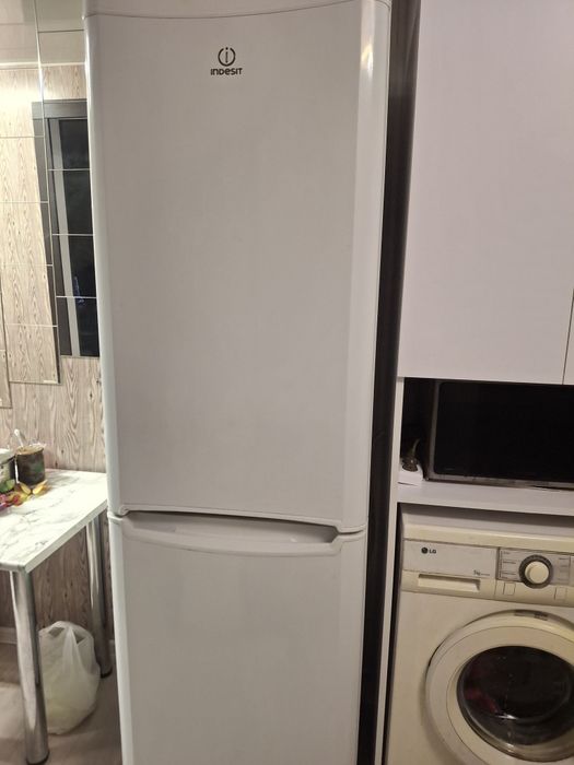 Холодильник 《INDESIT》 двухкамерный