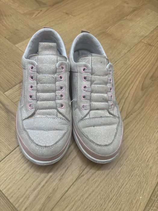 Кроссовки на девочку