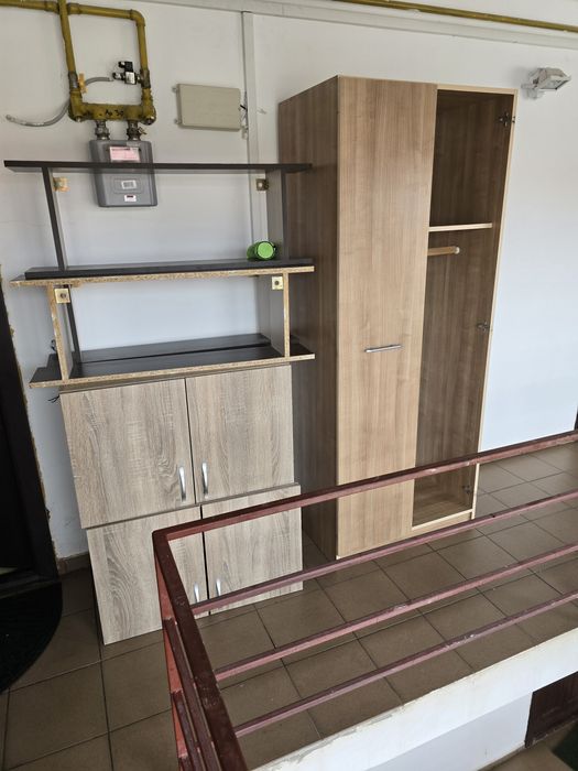 Vând 2 dulapuri 80 /200, 2 suprapozabile 80/50 si 3 rafturi bibliotec