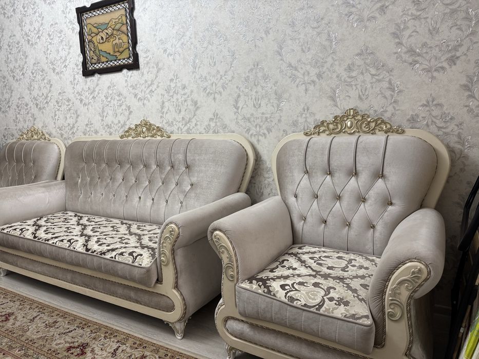 Диван с двумя креслами