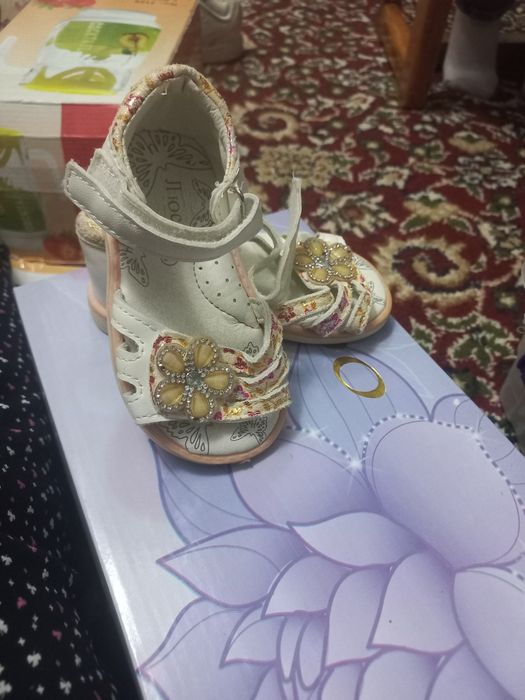 Детская обувь продаётся