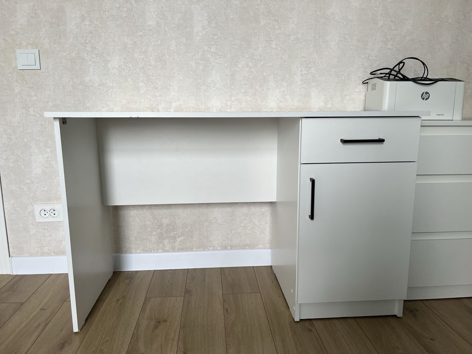 Продам школьный стол и комод