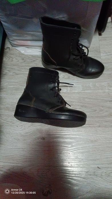 Продаю женские ботинки