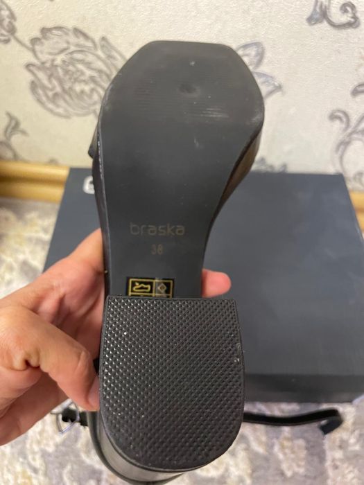 Продам кожанные босоножки