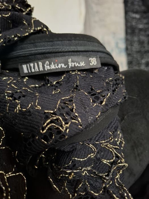 Rochie medie, neagra aurie.