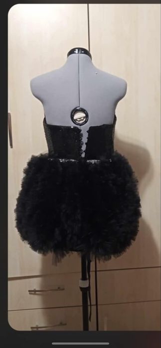 Рокля с корсет на гърба