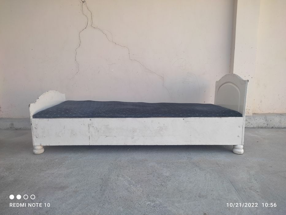 2 ta kravat va katta yumshoq mebel sotiladi