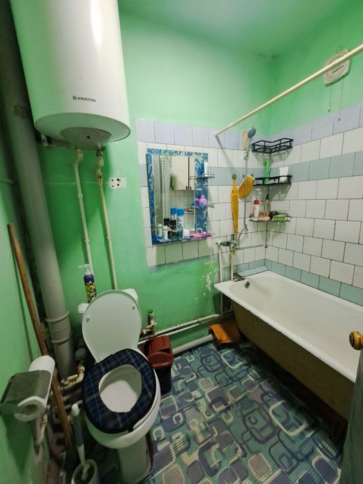 Продается 2х ком кв в Чирчике 4 мкн 4 этаж в квартире все остаётся