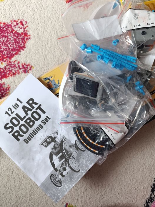 Robot solar 12 în 1