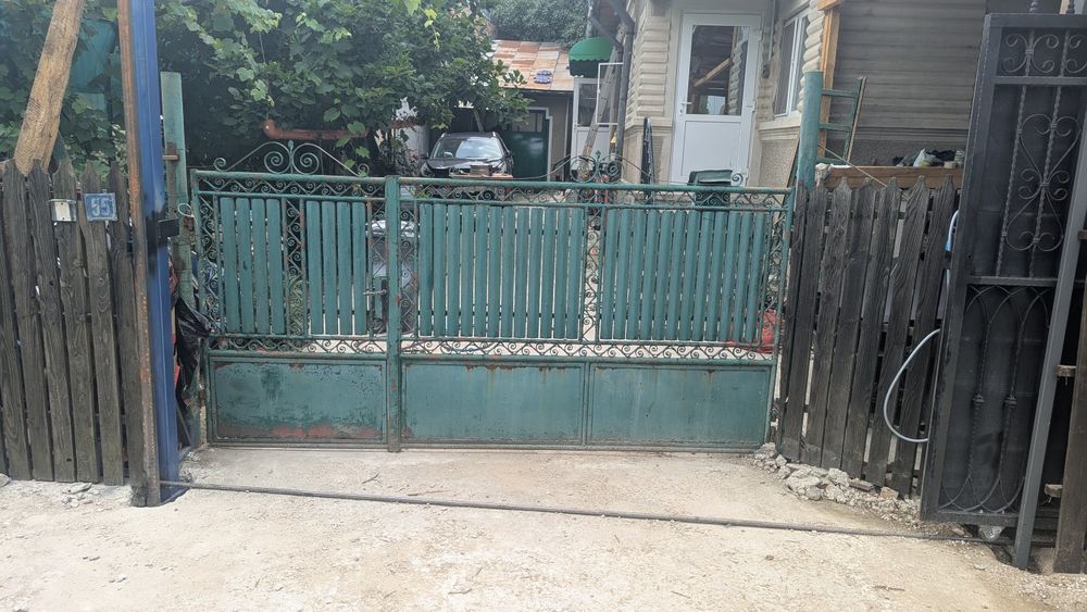 Vând poartă care necesita atenție 
104 lățime usa

165 inaltime