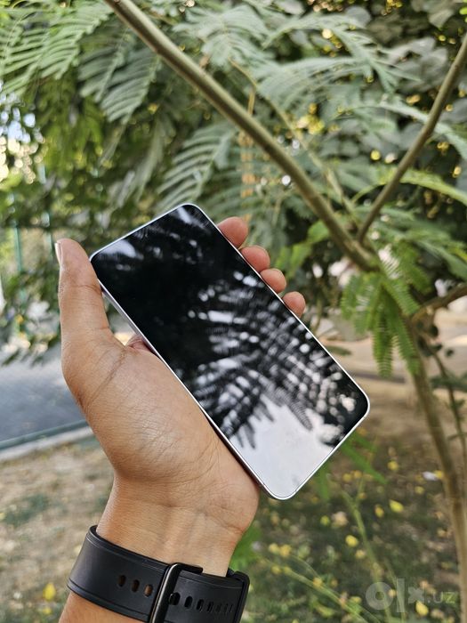 Samsung Galaxy S25 5G. OzU 12 GB. Joyi 256 GB. Snapdragon 8 Elite.