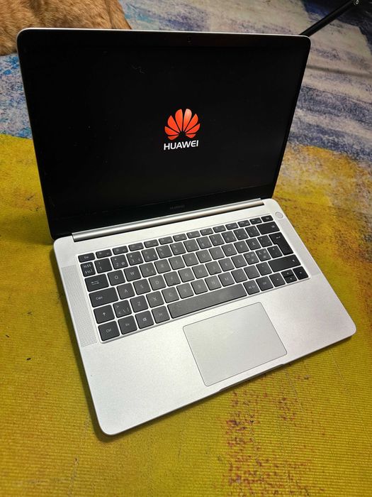 Laptop Huawei Matebook Vlt-w50, i5 gen 8, 8 gb , ssd 240