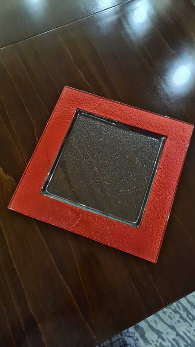 Стъклена чиния поднос