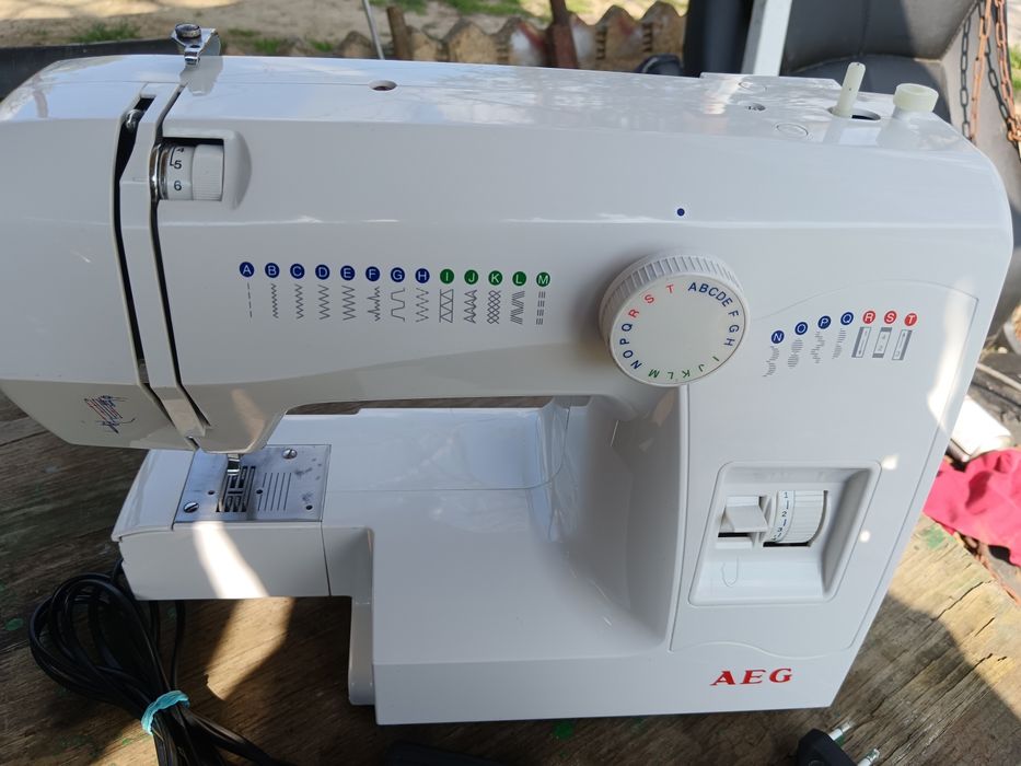 Mașina de cusut electrica cu pedală, AEG