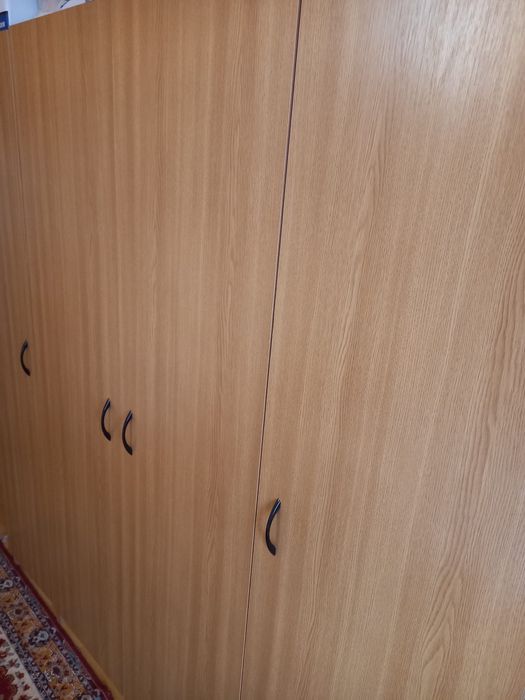 Vand obiecte de mobilier din lemn
