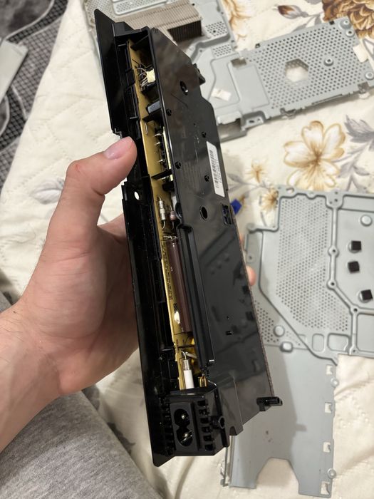 Ps4 Slim на части или цял разглобен
