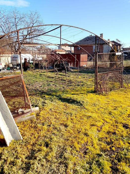 Дом и градина оранжерия Добро състояние12.м. дълга 6 м широка висока 3