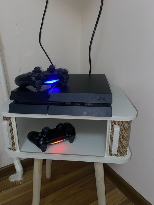 PlayStation 4 Fat на 512 гигабайтов.