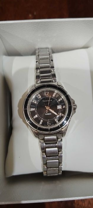 Луксозен дамски часовник на Casio Sheen