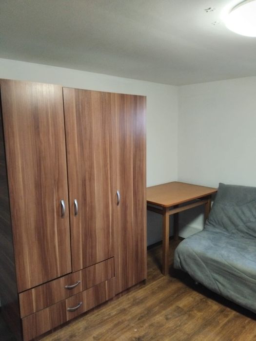 Inchiriez camera la curte