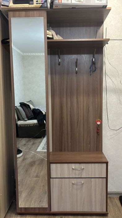 Прихожая в сборе, зеркало разбито