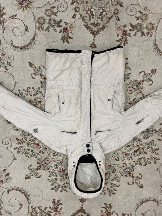 Продаю Куртка Moncler белая с капюшоном