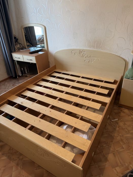 Кровать ,Шкаф и Трюмо