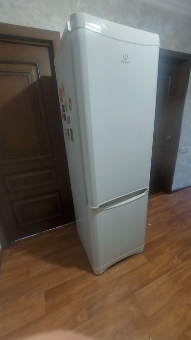 СРОЧНО Продам холодильник бу indesit на запчасти В ОДНИ РУКИ