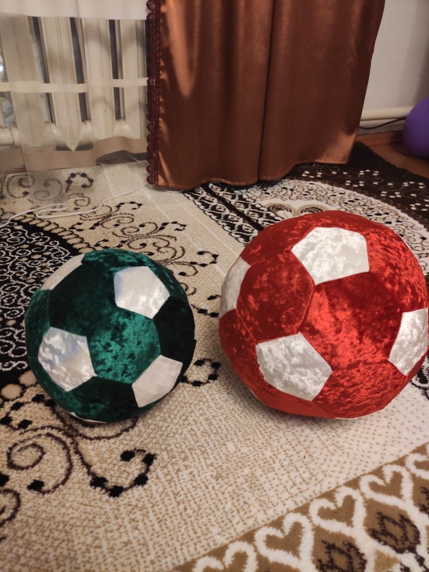 Мягкая игрушка ОмЗЭТ Подушка декоративная Мяч футбольный белый/черный ОМ-11976