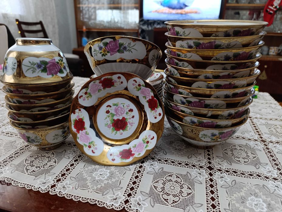 Набор посуды, чайник, пиалы, тарелки — всё вместе