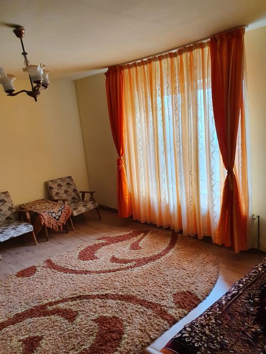 Închiriez apartament la casa